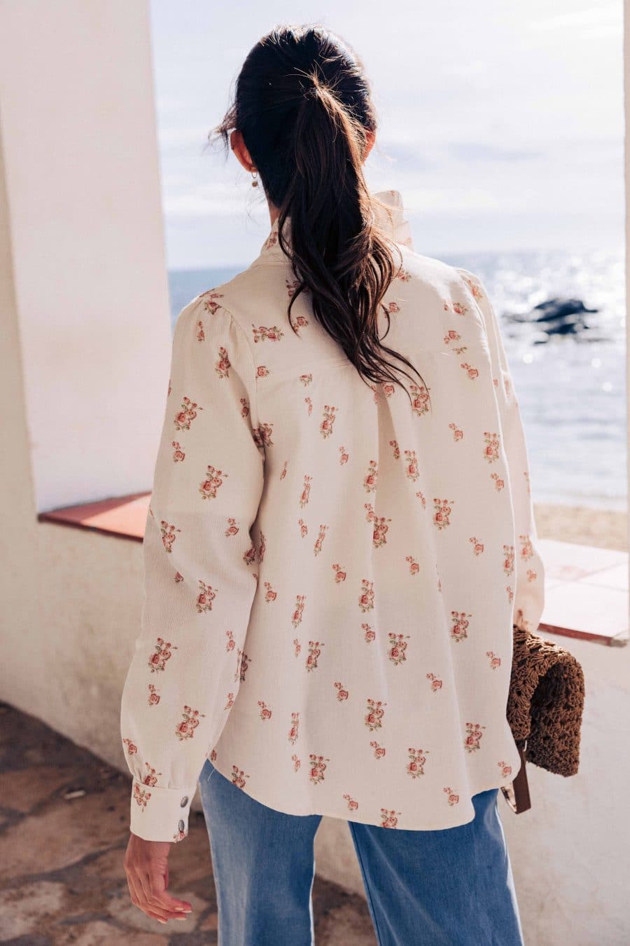 Veste Asia blanche et fleurie Sahoma, col montant à volants, coupe droite