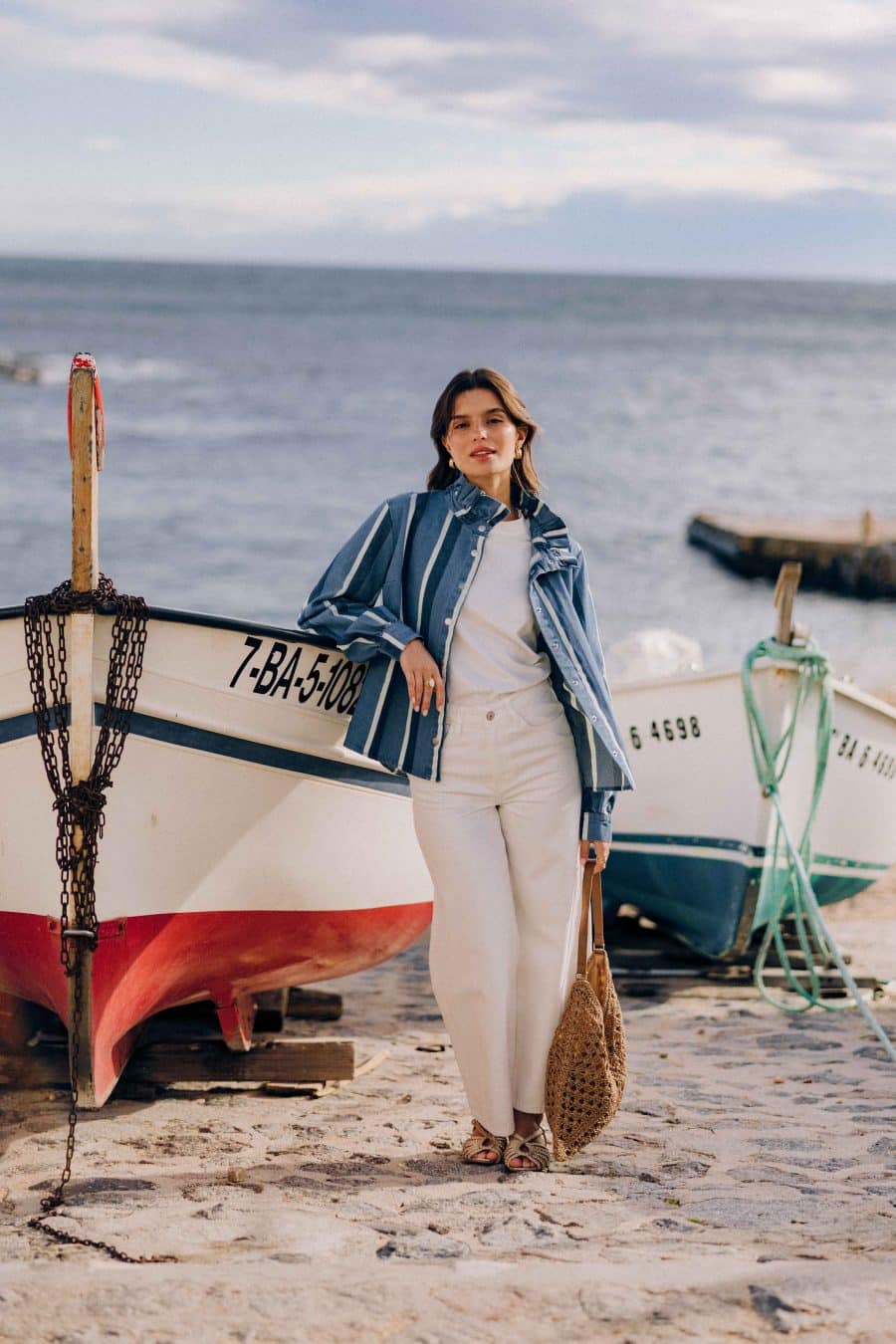 Veste Asia rayée Sahoma, col montant à volants, coupe droite, portée en sur-chemise sur un t-shirt blanc