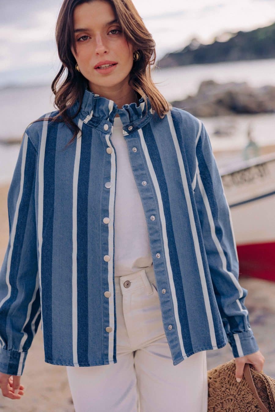 Veste Asia rayée Sahoma, col montant à volants, coupe droite, portée en sur-chemise sur un t-shirt blanc