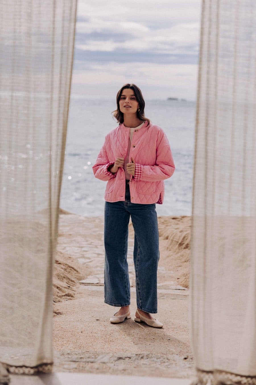 Veste matelassée Calella Sahoma rose uni, col rond, manches longues, doublure vichy assortie, portée avec un jean bleu