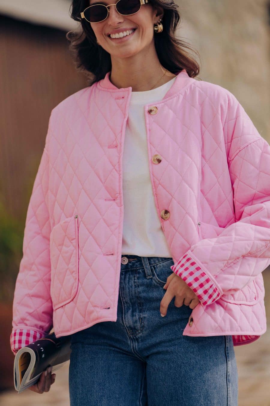 Veste matelassée Calella Sahoma rose uni, col rond, manches longues, doublure vichy assortie, portée avec un jean bleu