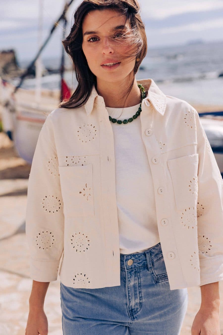 Veste Nahla écru Sahoma en jean, coupe crop droite et broderie anglaise