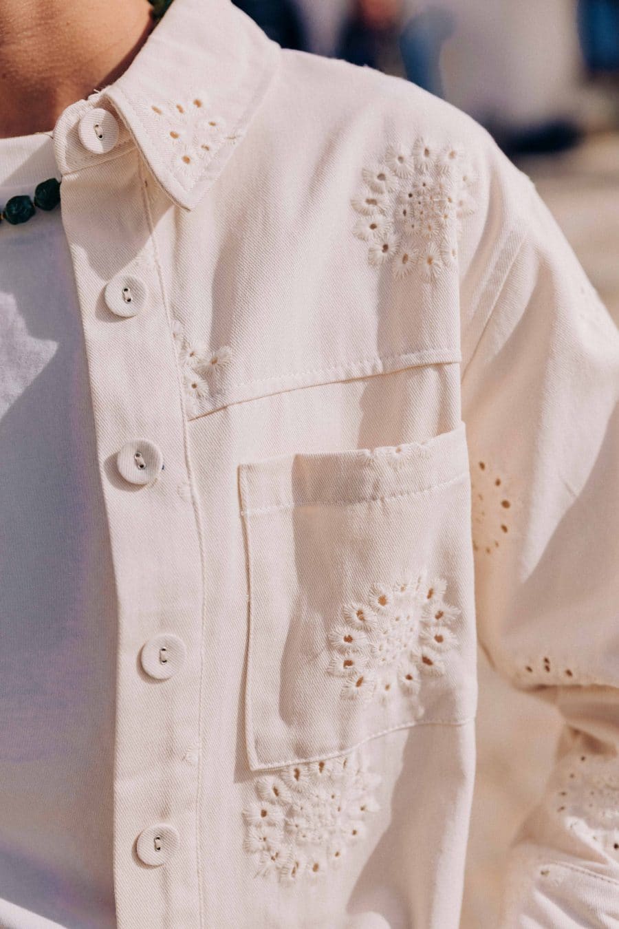 Veste Nahla écru Sahoma en jean, coupe crop droite et broderie anglaise