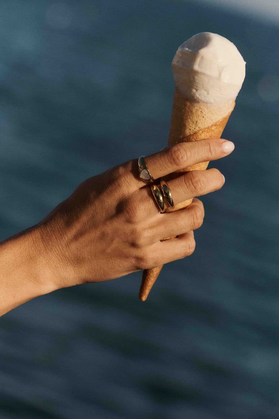 Bague Camille cœur dorée avec pierre nacrée blanche – bague semi-épaisse femme élégante Sahoma