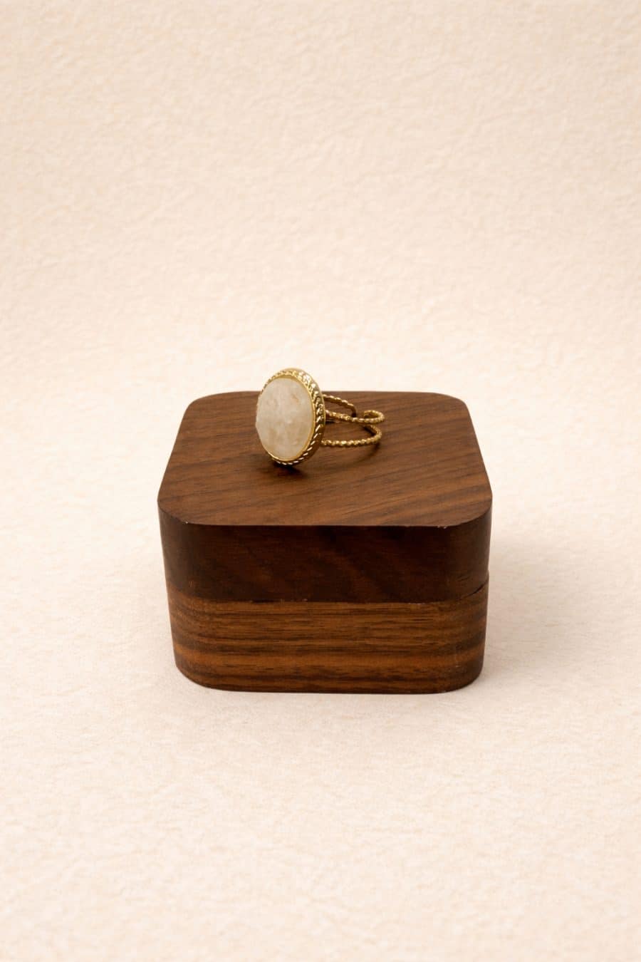 Bague Irene dorée Sahoma, design vintage minimaliste et ornée d'une pierre blanche effet quartz