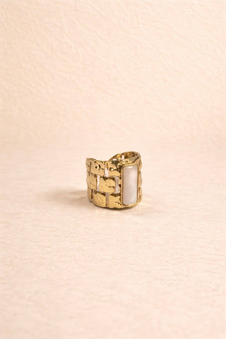 Bague Sahoma Lidiana rectangulaire dorée épaisse - sertie d'une pierre blanche effet nacré - design contemporain