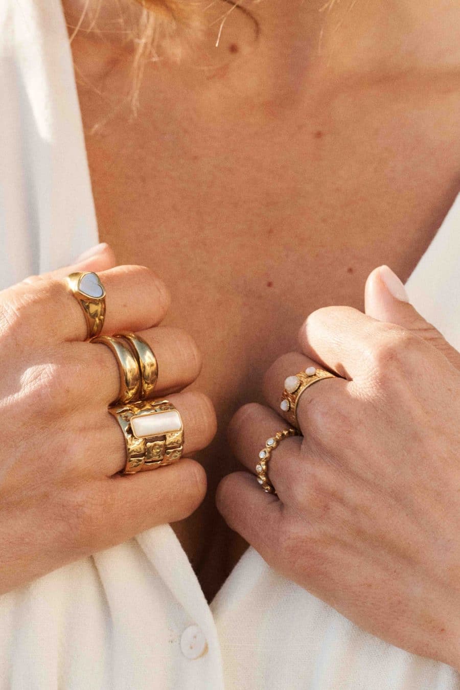 Bague Sahoma Lidiana rectangulaire dorée épaisse - sertie d'une pierre blanche effet nacré - design contemporain