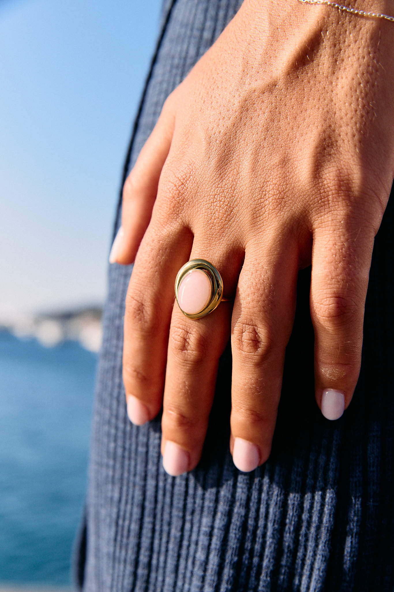 bague-lise-rose-sahoma Bague ovale dorée à medaillon rose translucide - Sahoma