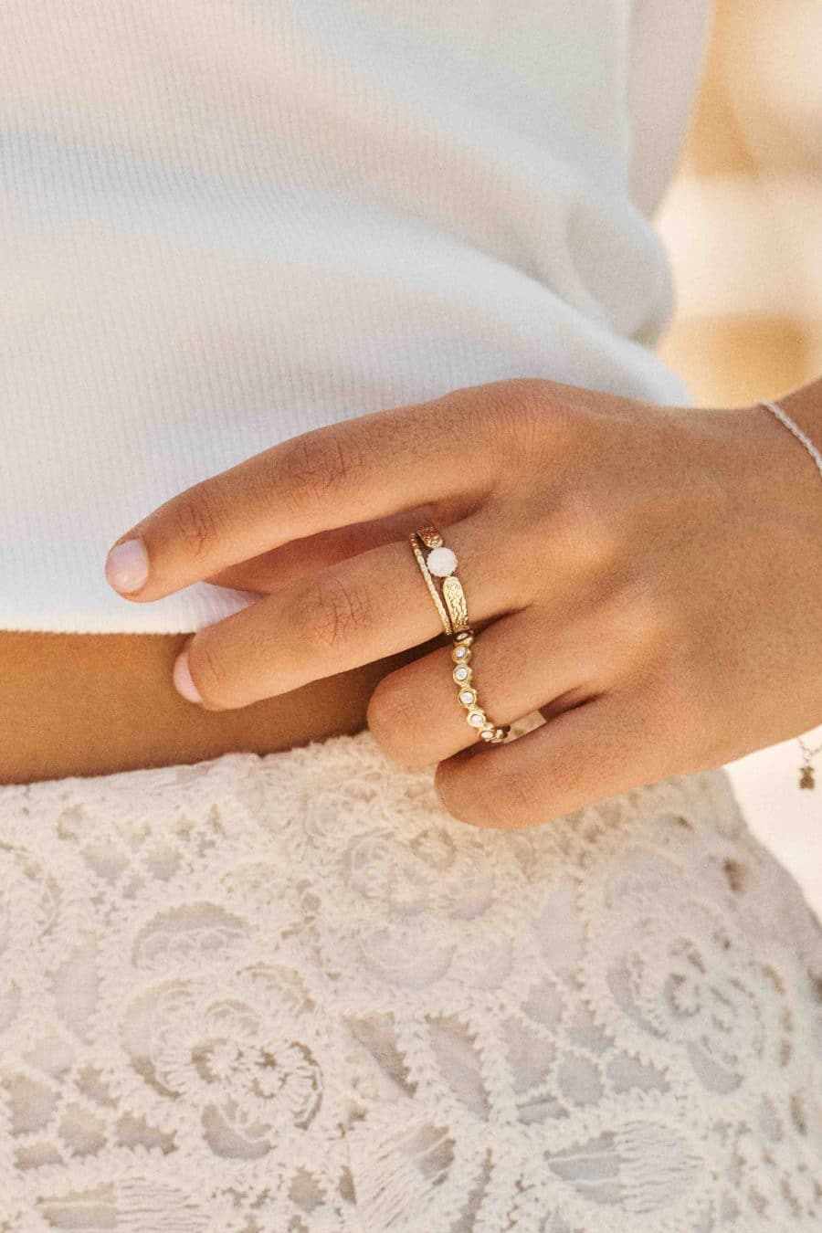 Bague Sahoma Nelly dorée, deux anneaux sertie d'une pierre blanche