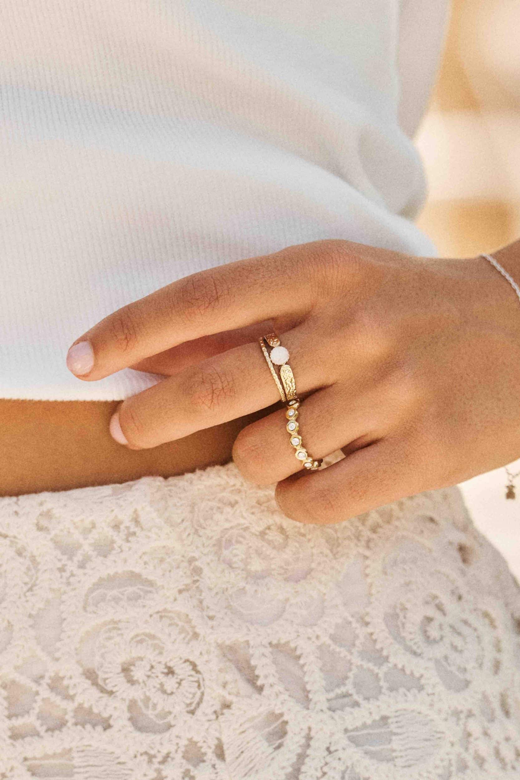 Bague Sahoma Nelly dorée, deux anneaux sertie d'une pierre blanche