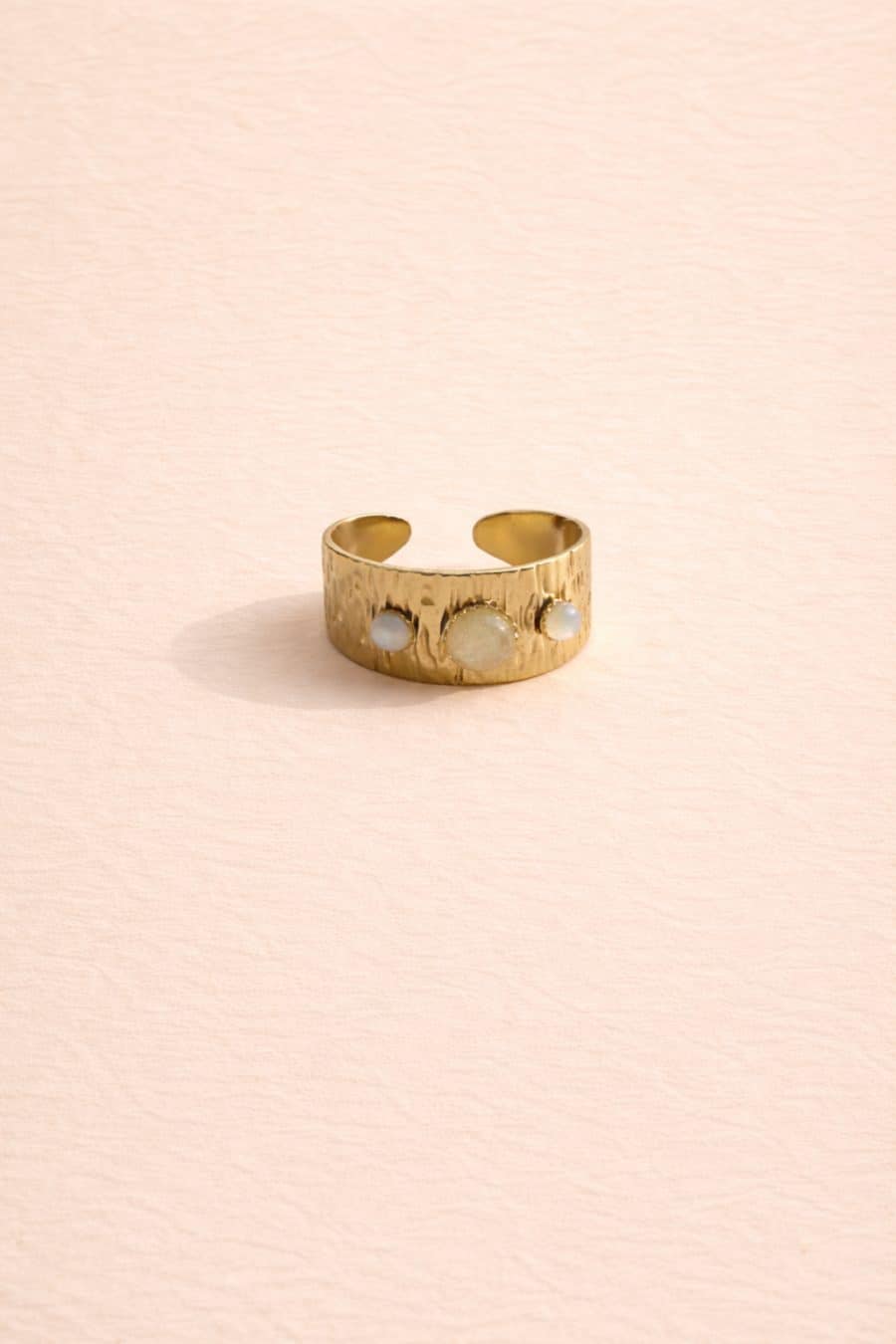 Bague Sahoma Tina dorée sertie de trois pierres blanches