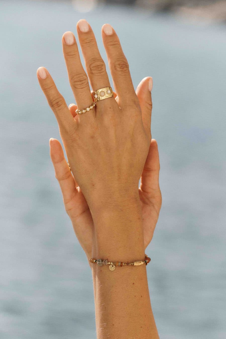 Bague Sahoma Tina dorée sertie de trois pierres blanches