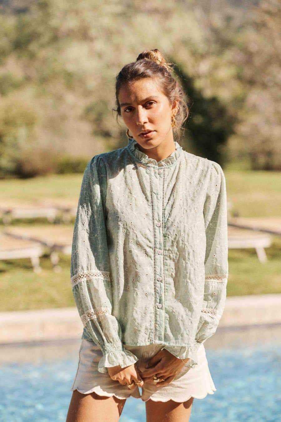 Blouse boutonnée vert amande aux broderie fleurie, manches longues et col rond à volants
