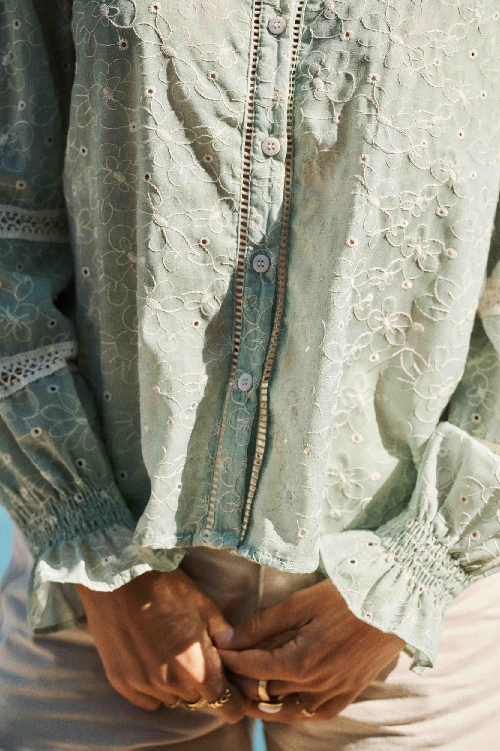 blouse-eleonore-verte-sahoma-00004 Blouse boutonnée vert amande aux broderie fleurie, manches longues et col rond à volants