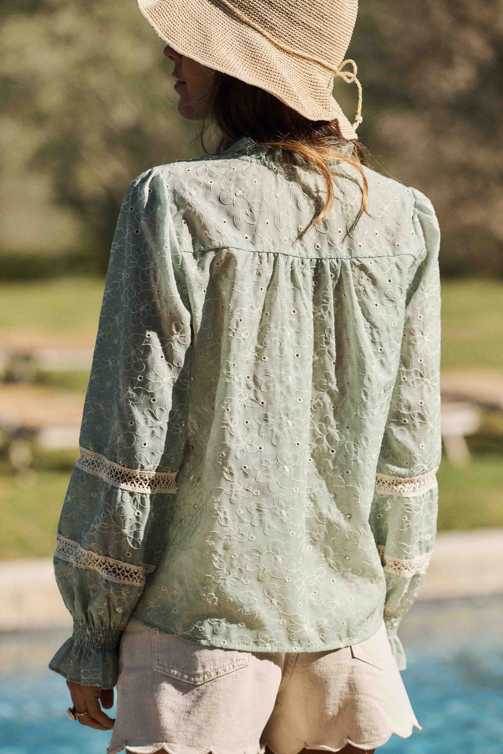 blouse-eleonore-verte-sahoma-00005 Blouse boutonnée vert amande aux broderie fleurie, manches longues et col rond à volants