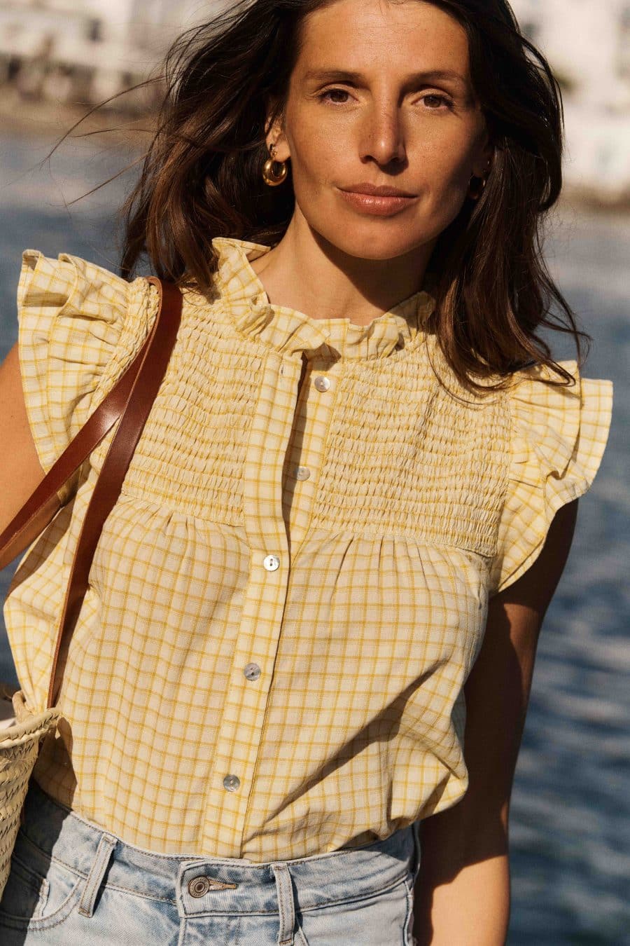 Blouse Sahoma Eline jaune coupe ajustée et boutonnée - smocké sur le haut col rond à volants - sans manches à volants