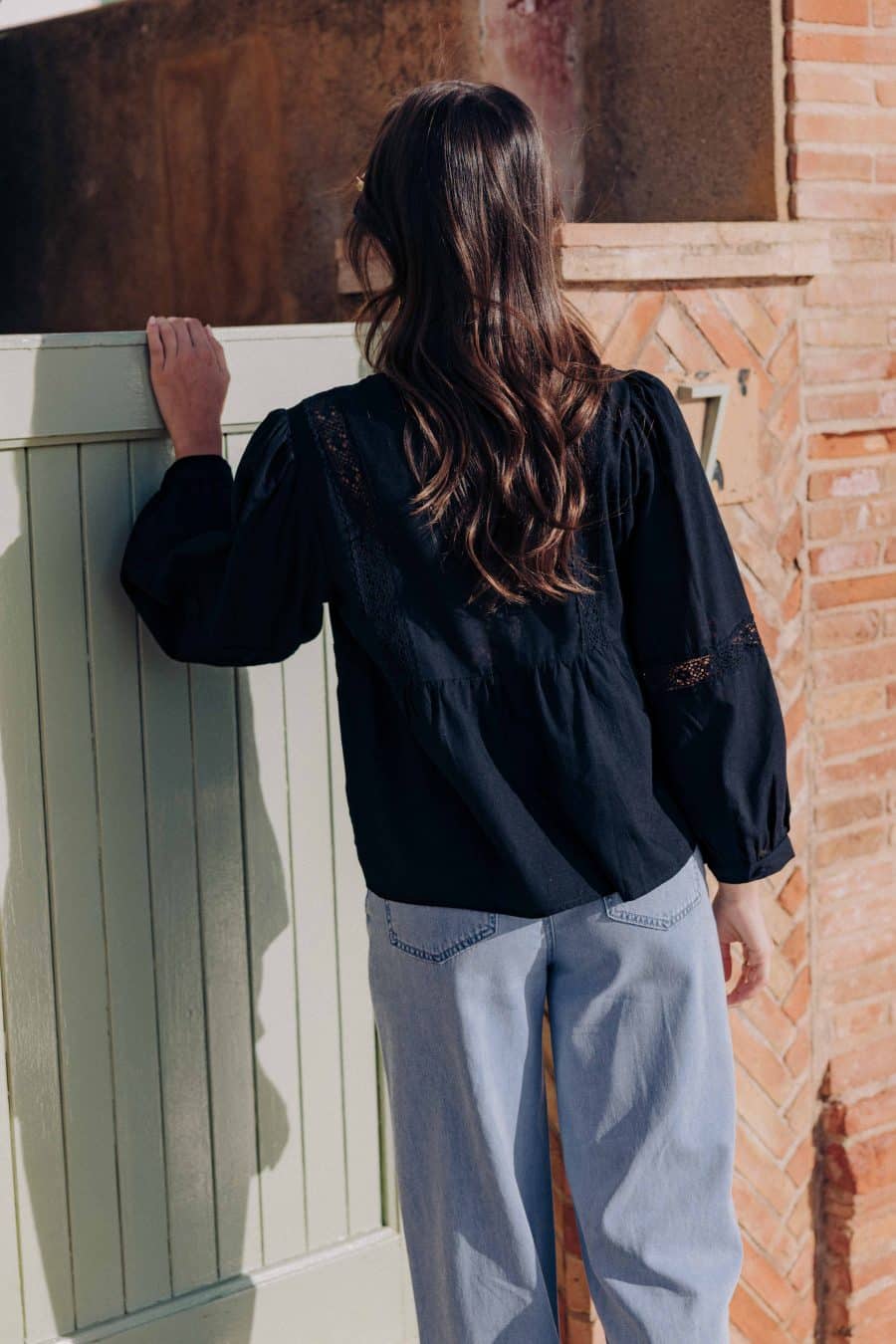 Blouse Gaïa Sahoma noire unie, coupe ample, col V et manches longues