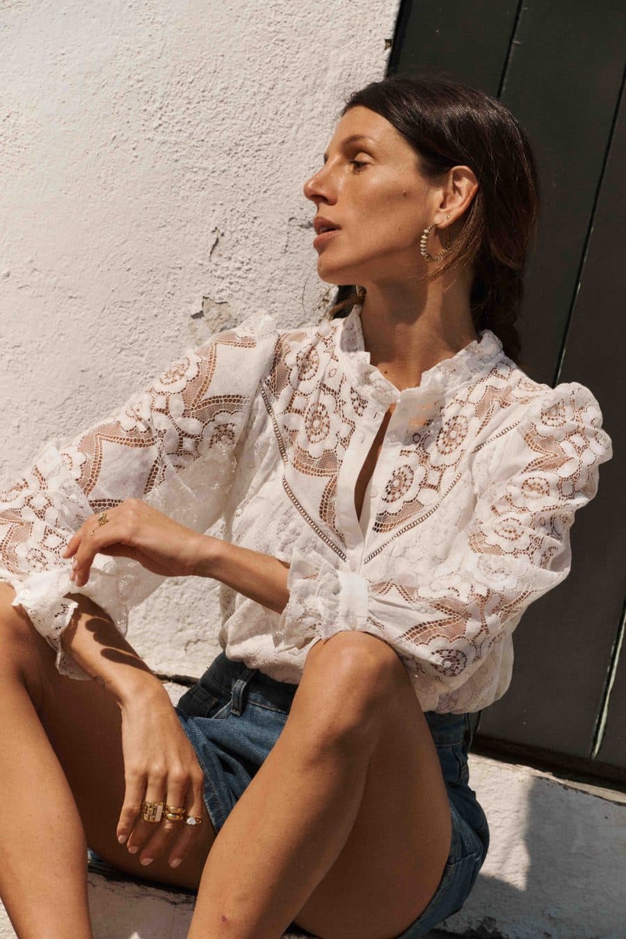 Blouse Hatice Sahoma blanche aux motifs délicats en dentelle, col montant à volants, manches longues, semi-transparente