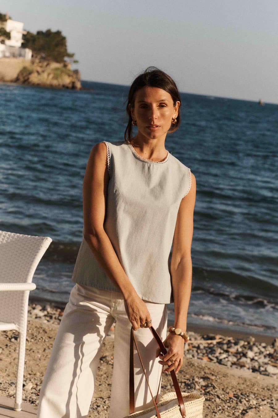 Blouse Sahoma Mala en coton épais rayé bleu - col rond et détail dentelle - sans manches