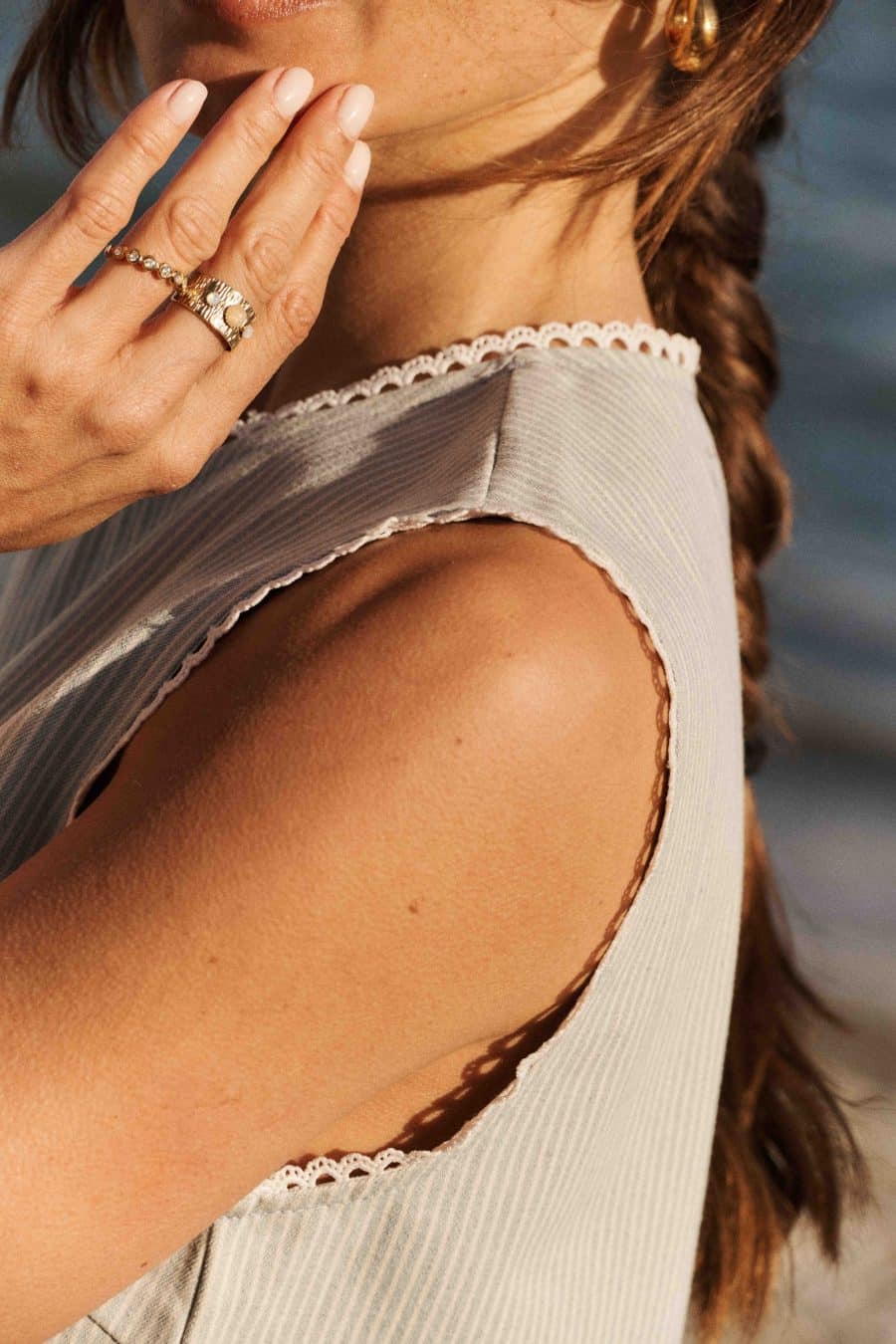 Blouse Sahoma Mala en coton épais rayé bleu - col rond et détail dentelle - sans manches