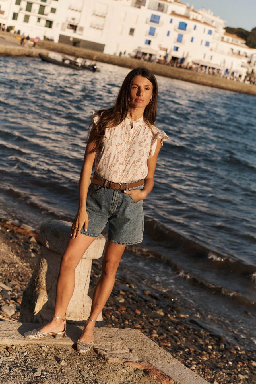 Chemise femme fluide imprimé fleuri blanc crème et rose -sans manches et volants à l'épaule