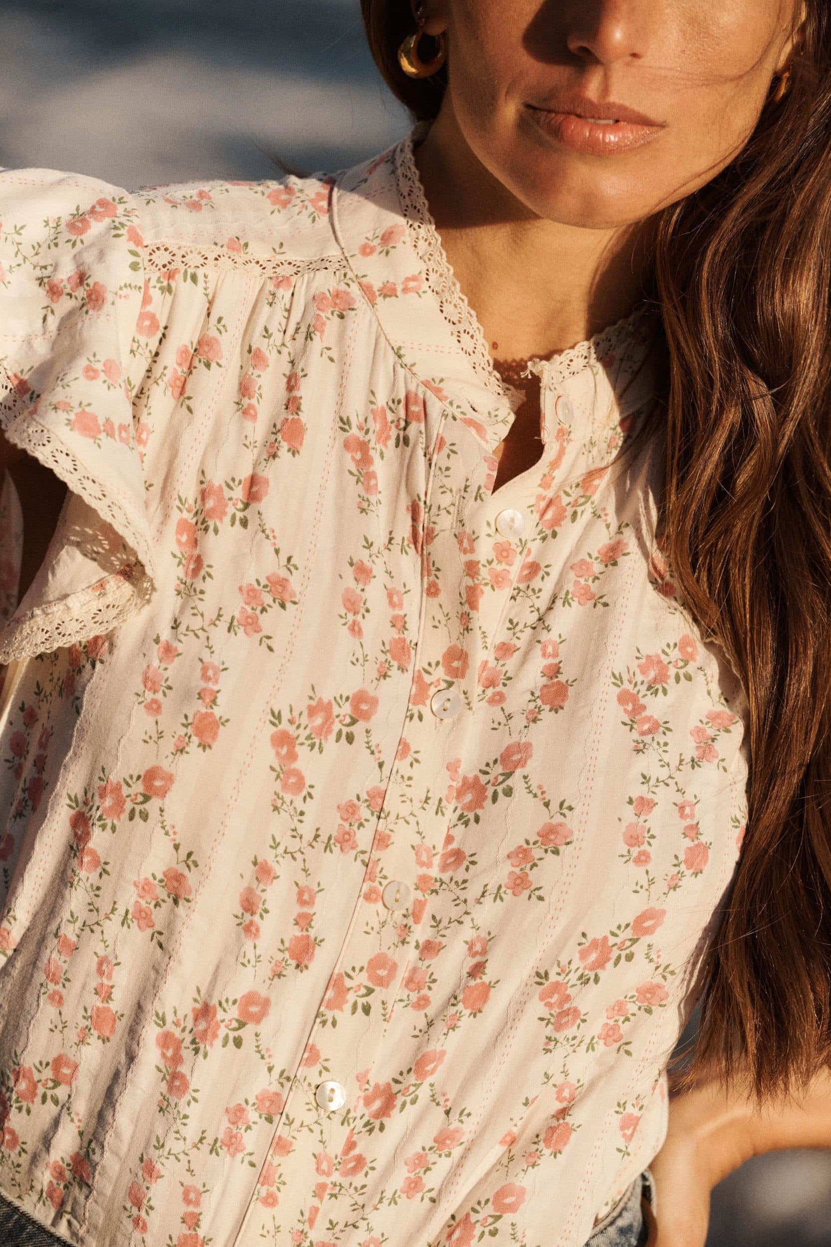 Chemise femme fluide imprimé fleuri blanc crème et rose -sans manches et volants à l'épaule