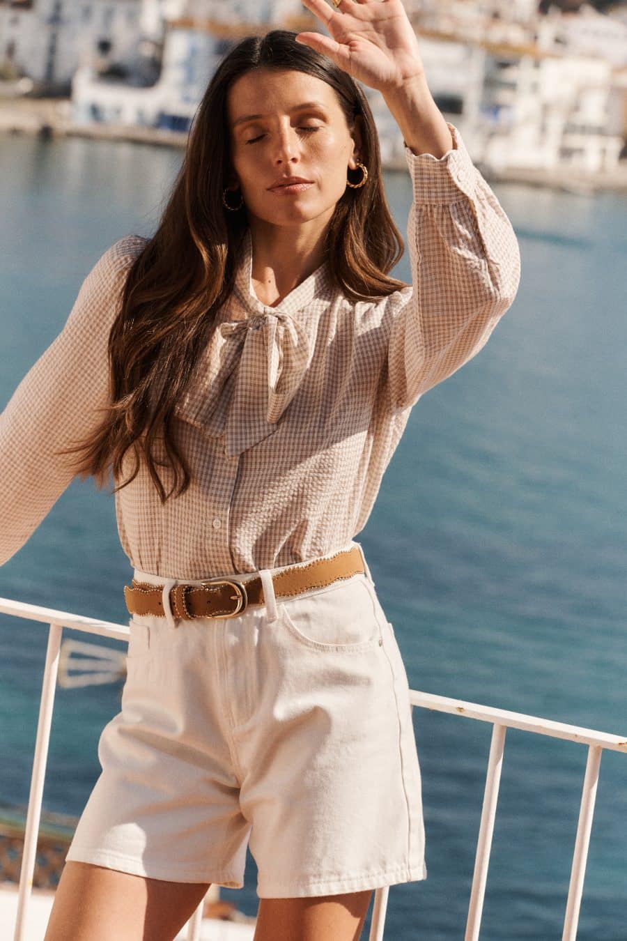 Chemise Sahoma Mika femme à petits carreaux blanc et marron en 100% coton - col lavallière à nouer – casual chic