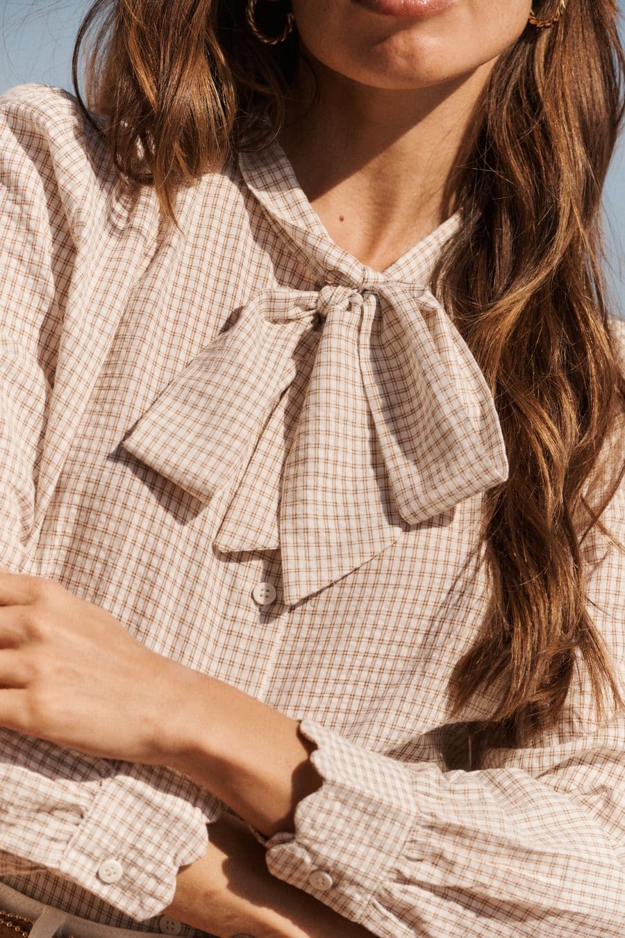 Chemise Sahoma Mika femme à petits carreaux blanc et marron en 100% coton - col lavallière à nouer – casual chic