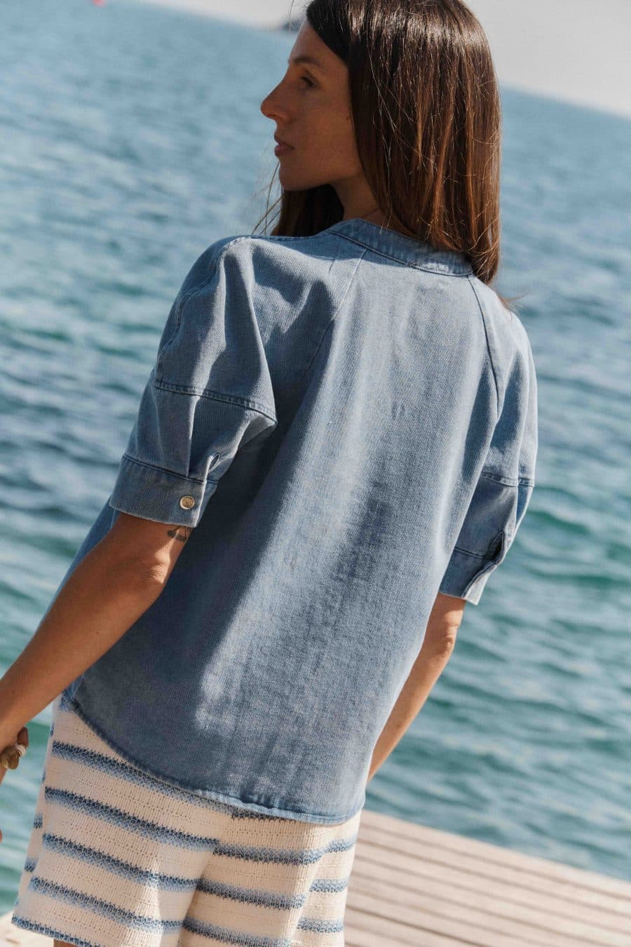 Blouse Sahoma Mille en jean bleu clair manches courtes ballon, col rond et boutons pressions