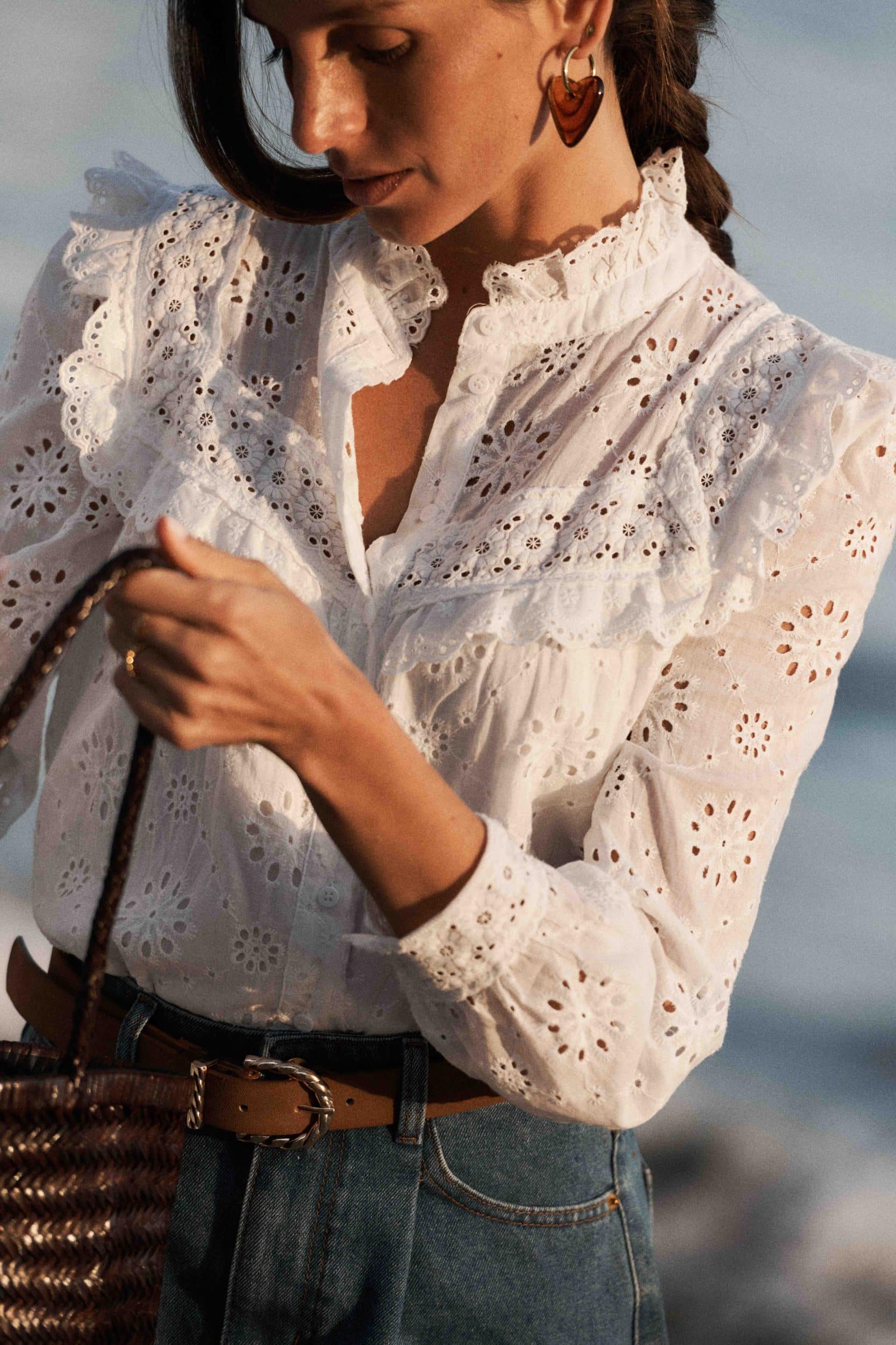 Blouse Ostiane Sahoma blanche aux motifs délicats en broderie anglaise, col montant à volants, manches longues