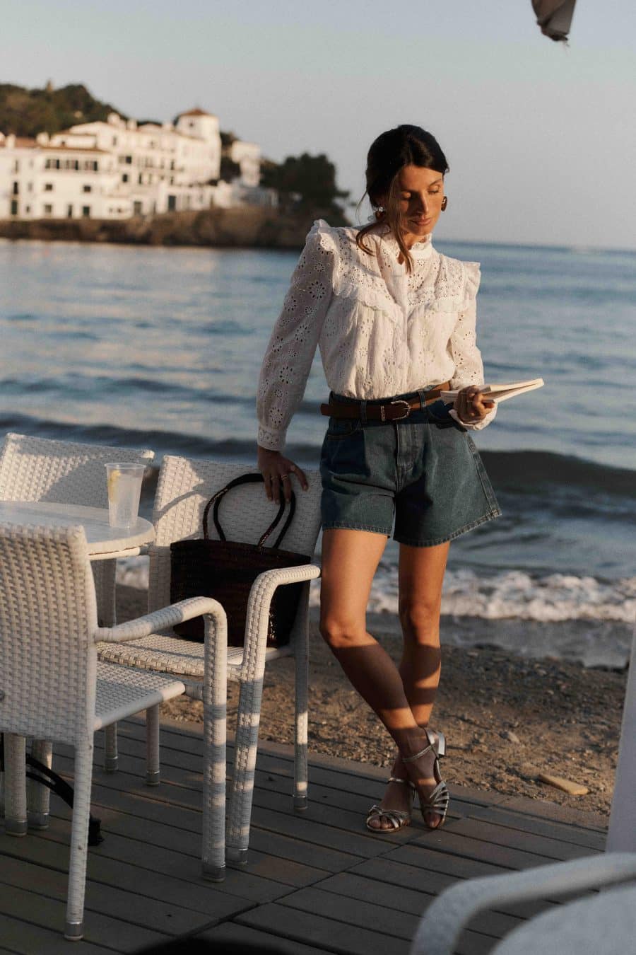 Blouse Ostiane Sahoma blanche aux motifs délicats en broderie anglaise, col montant à volants, manches longues