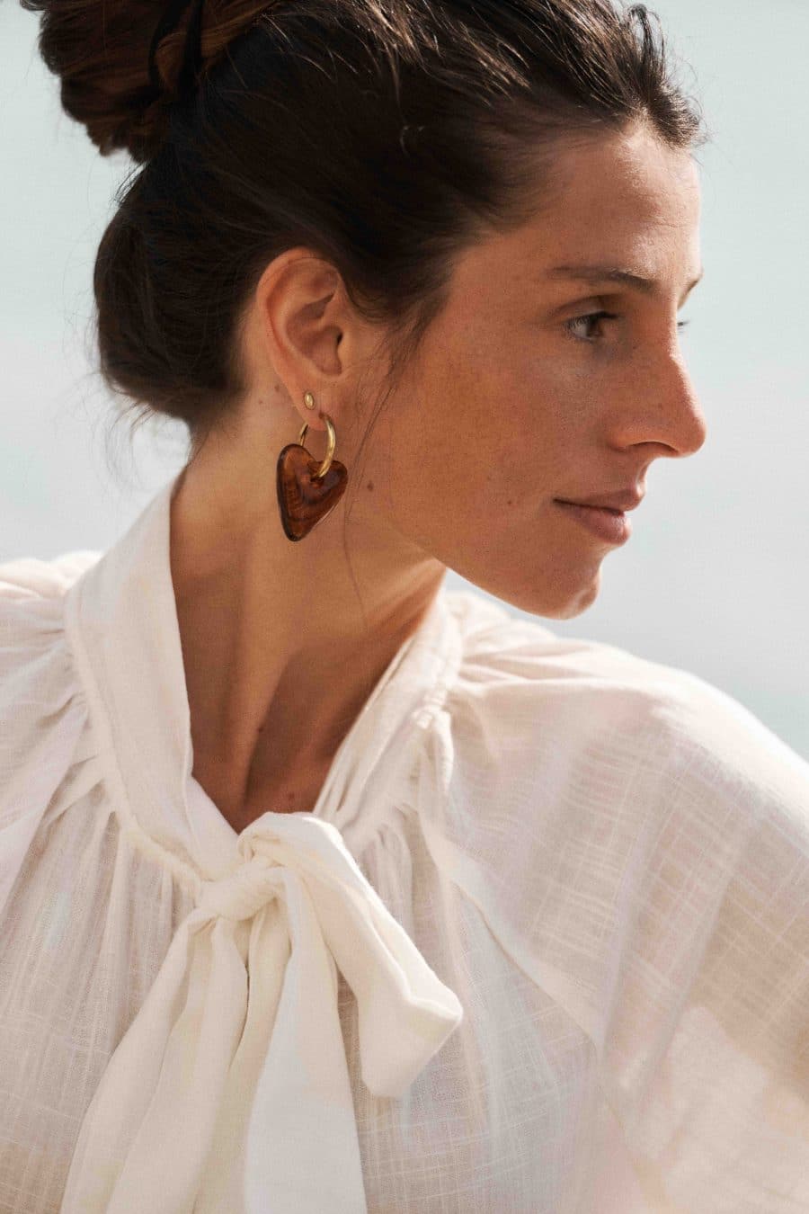 Boucles d’oreilles créoles Anouk marrons Sahoma, anneau doré épais et forme coeur écaille de tortue