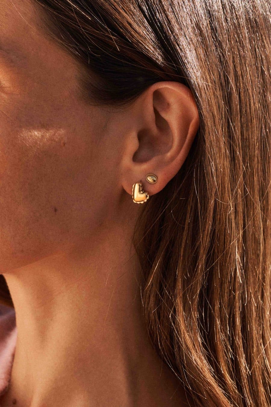 Boucles d’oreilles dorées puces Héra Sahoma en forme de coeur asymétrique