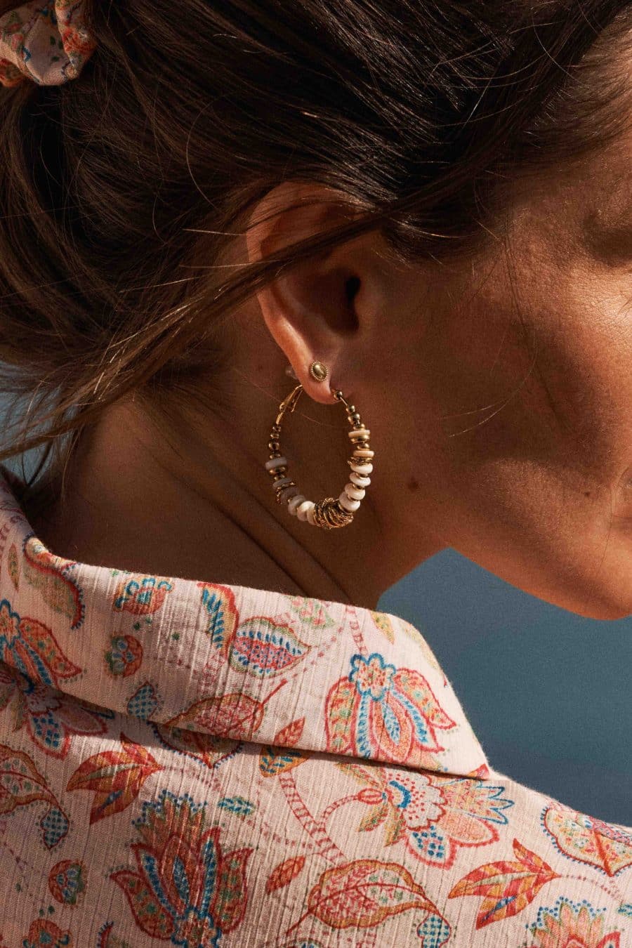 Boucles d’oreilles créoles Emy à perles blanches et dorées Sahoma