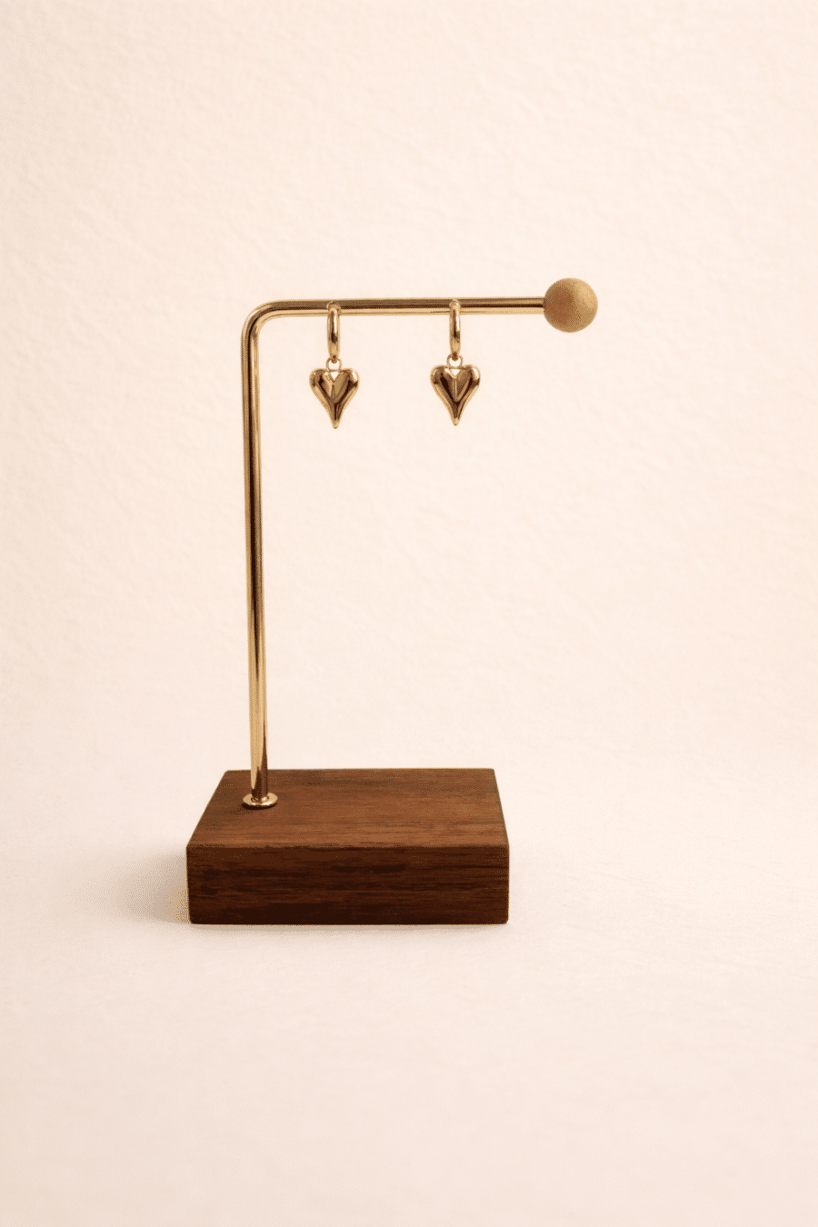 Boucles d’oreilles créoles dorées Gilda Sahoma avec pendentif en forme de coeur