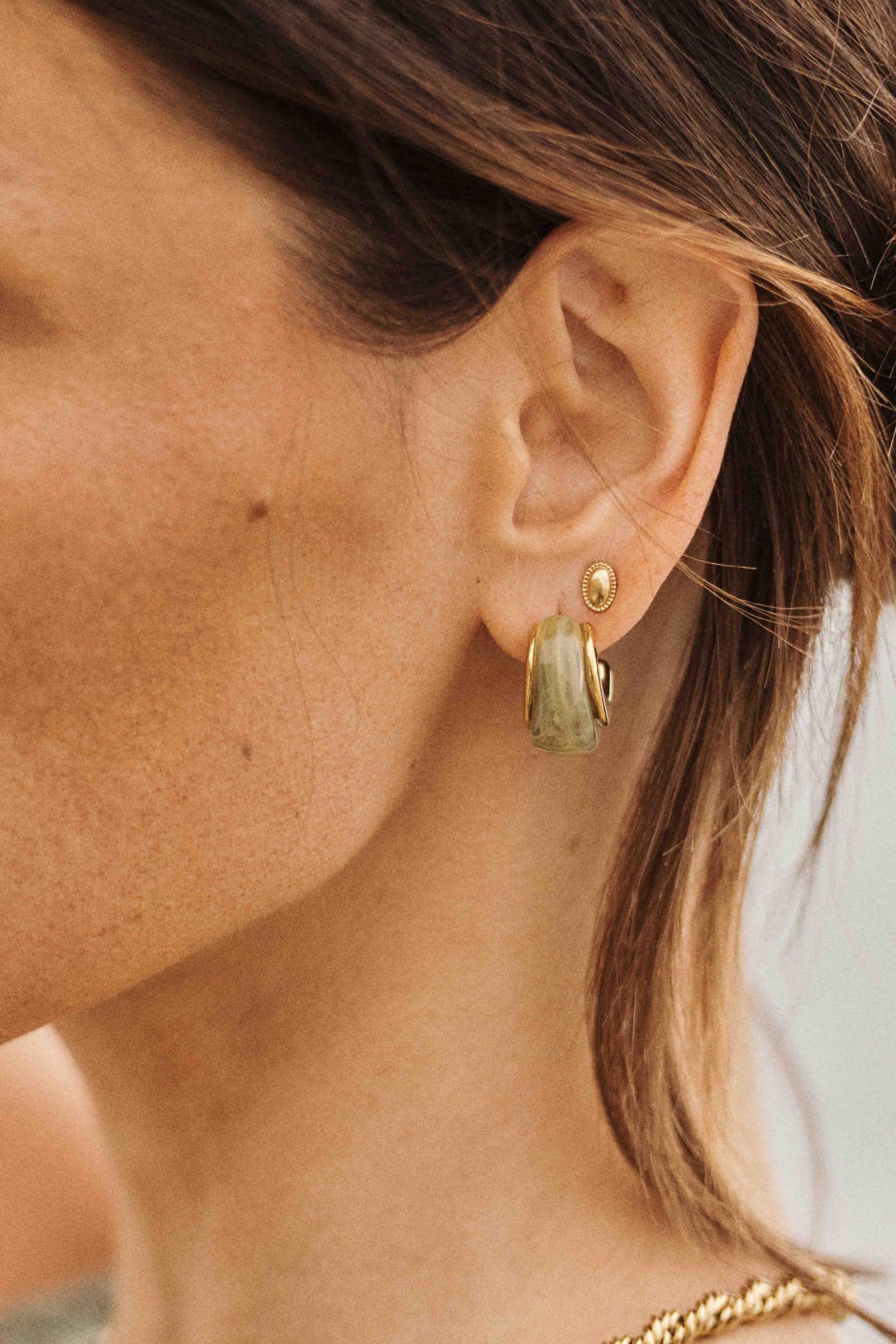 Boucles d’oreilles créoles Jade vertes et dorées effet résine Sahoma