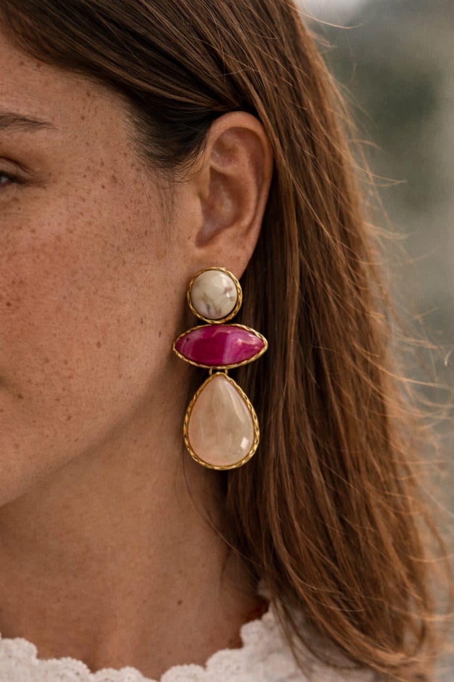 Boucles d’oreilles pendantes Lumé roses Sahoma design graphique, pierres ivoires et roses