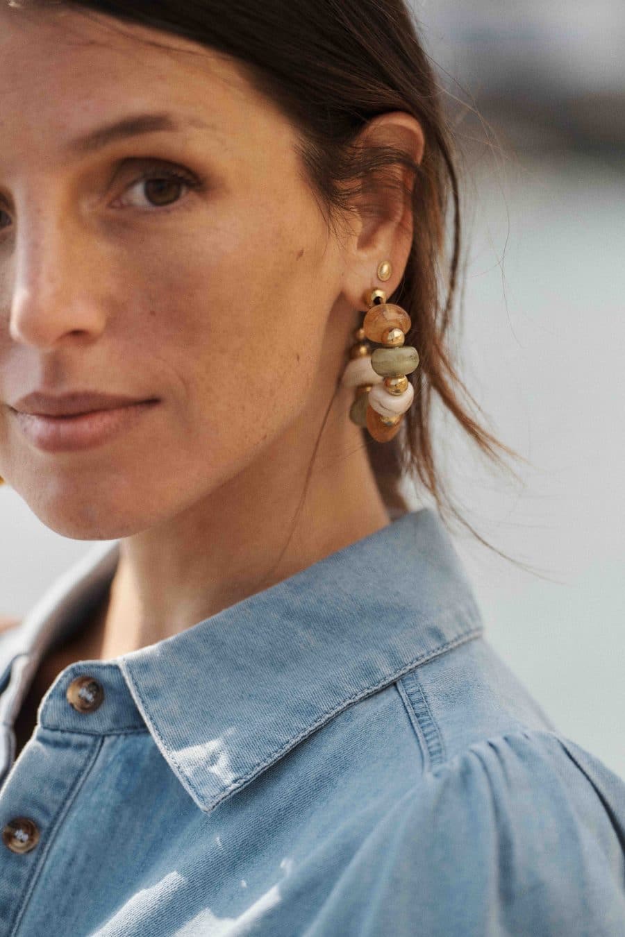 Boucles d’oreilles créoles Nina à perles multicolores et dorées Sahoma