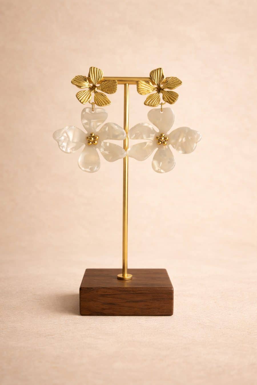 Boucles d’oreilles Ornella fleurs dorées et nacrées Sahoma