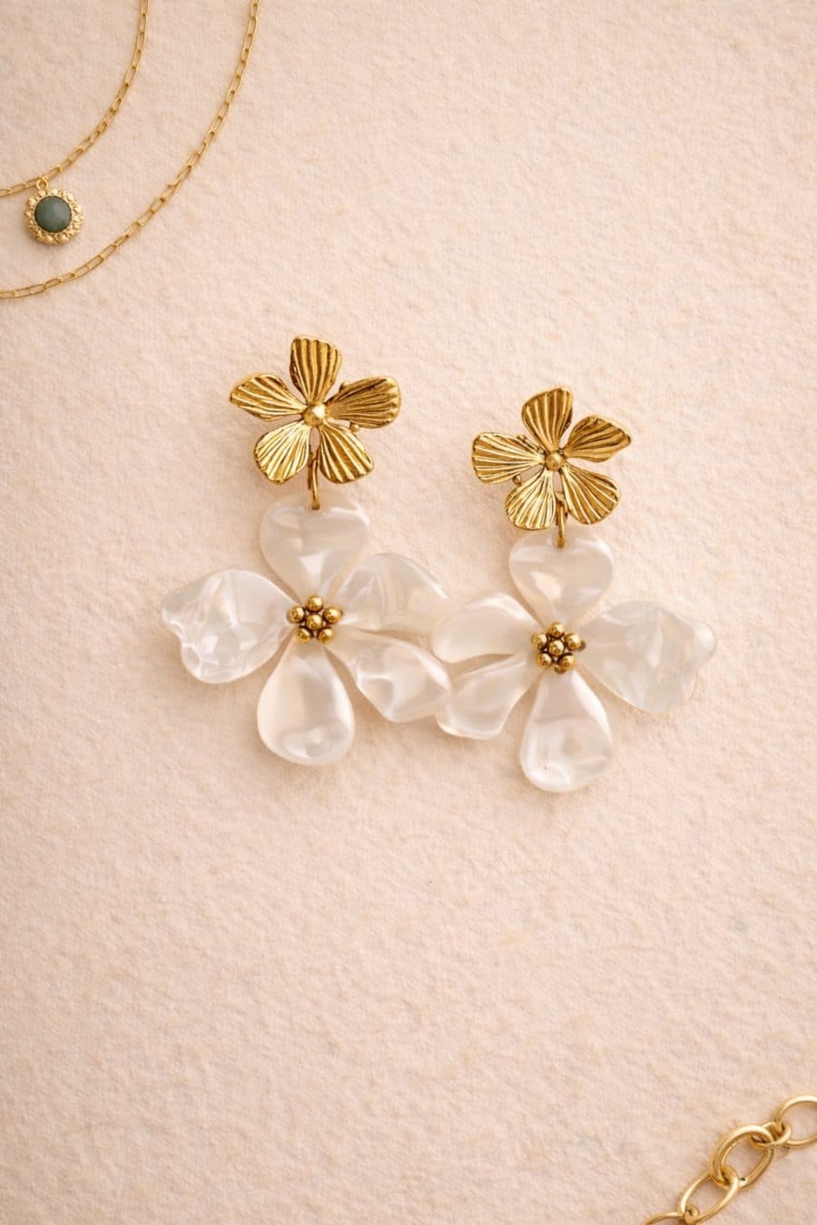 Boucles d’oreilles Ornella fleurs dorées et nacrées Sahoma