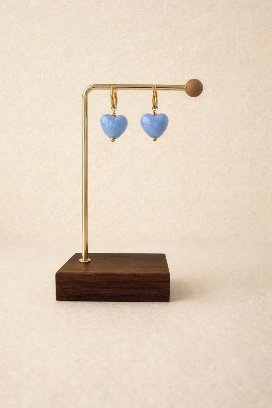 Boucles d'oreilles Rosinda Sahoma dorées ornée d'un pendentif forme coeur bleu