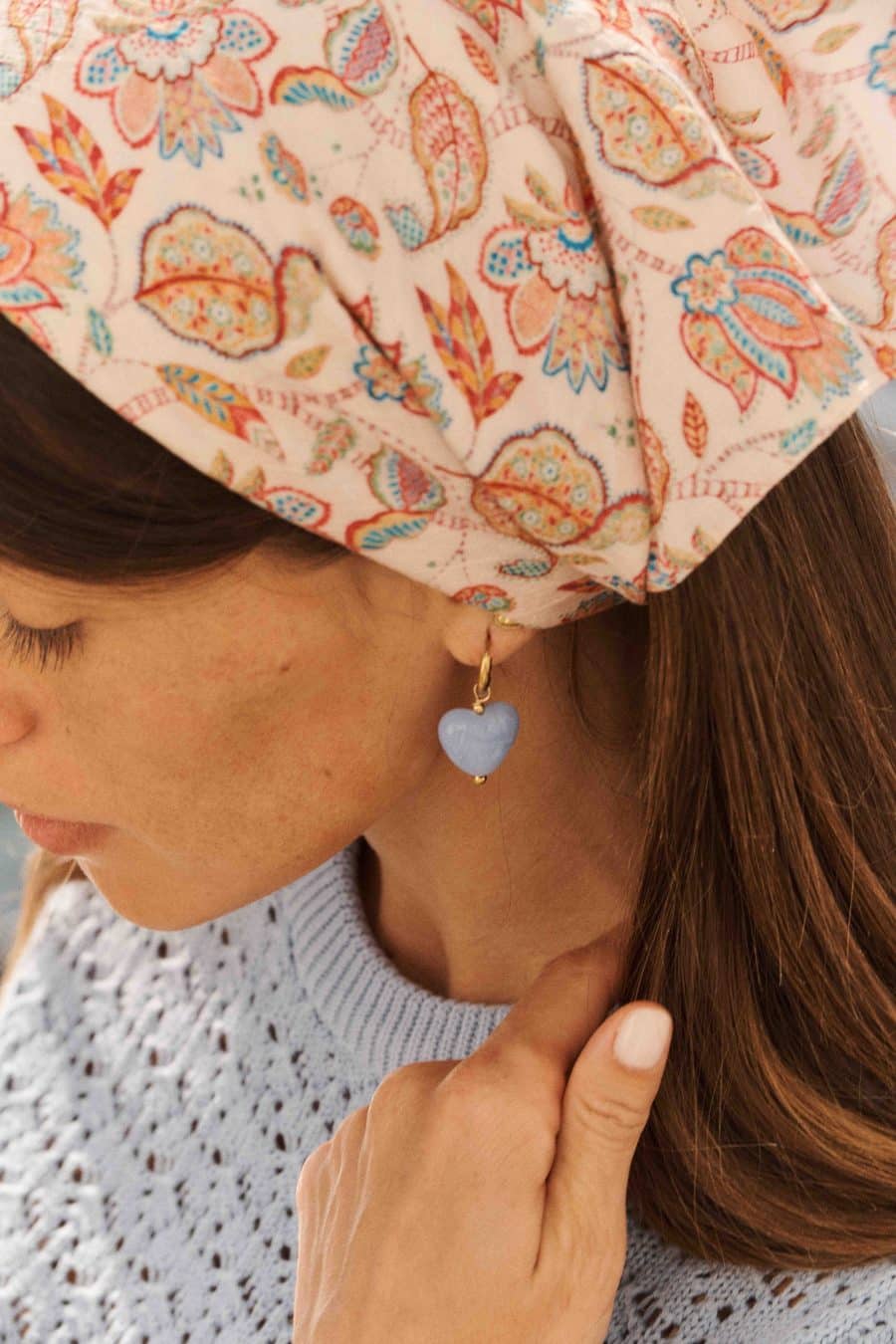 Boucles d'oreilles Rosinda Sahoma dorées ornée d'un pendentif forme coeur bleu