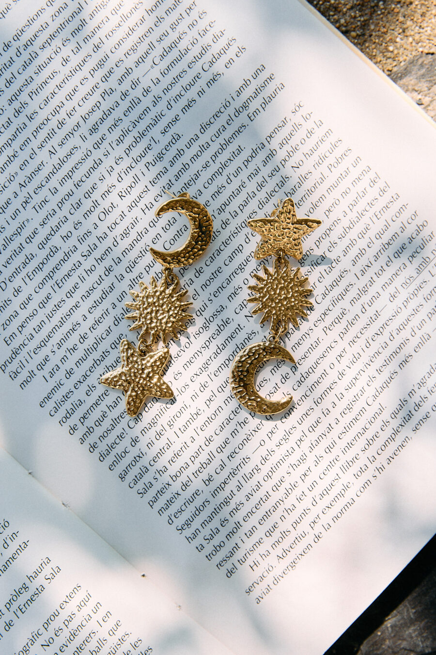 boucles d'oreilles pendantes dorées lune - étoile- soleil - effet martelé