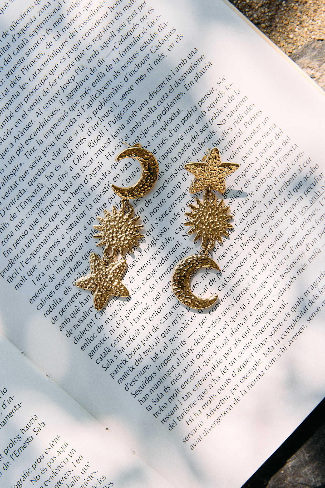 boucles d'oreilles pendantes dorées lune - étoile- soleil - effet martelé
