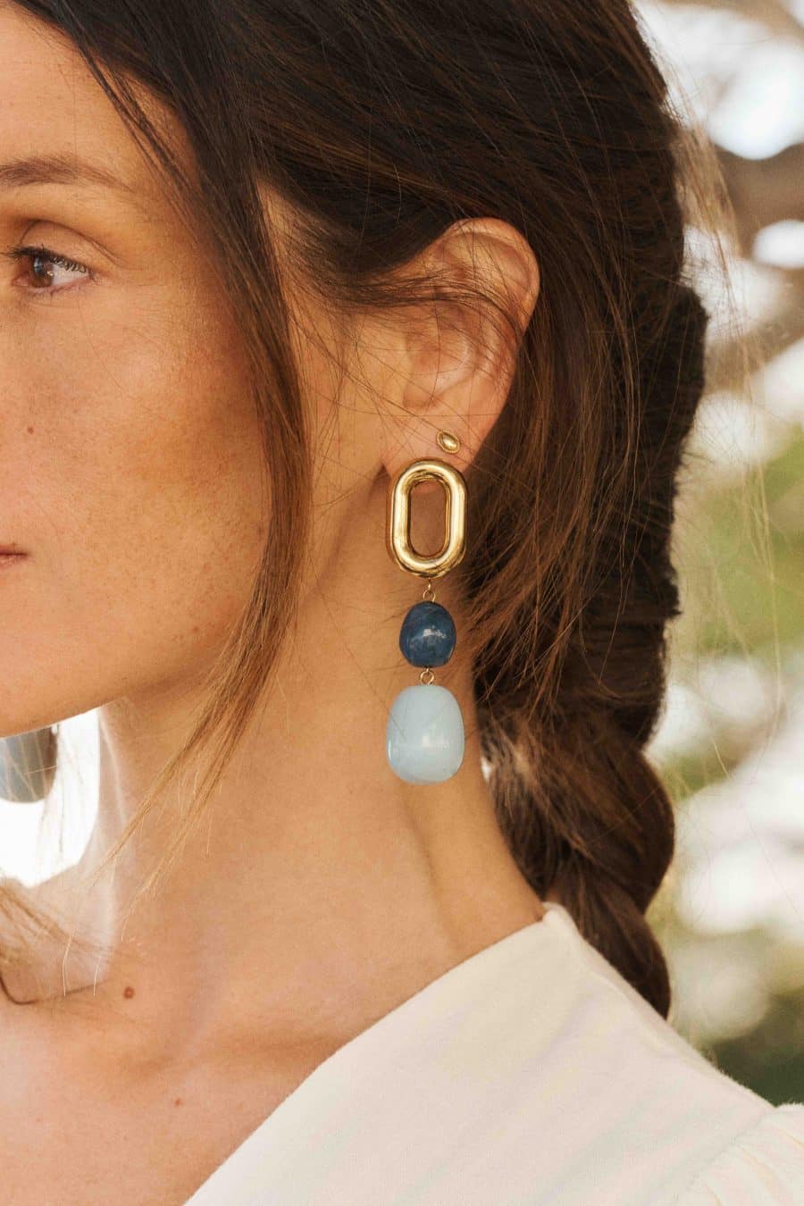 Boucles d’oreilles Sahoma Sihem pendantes - attaches dorées rectangulaires- deux grosses perles pendantes rondes opaques bleues