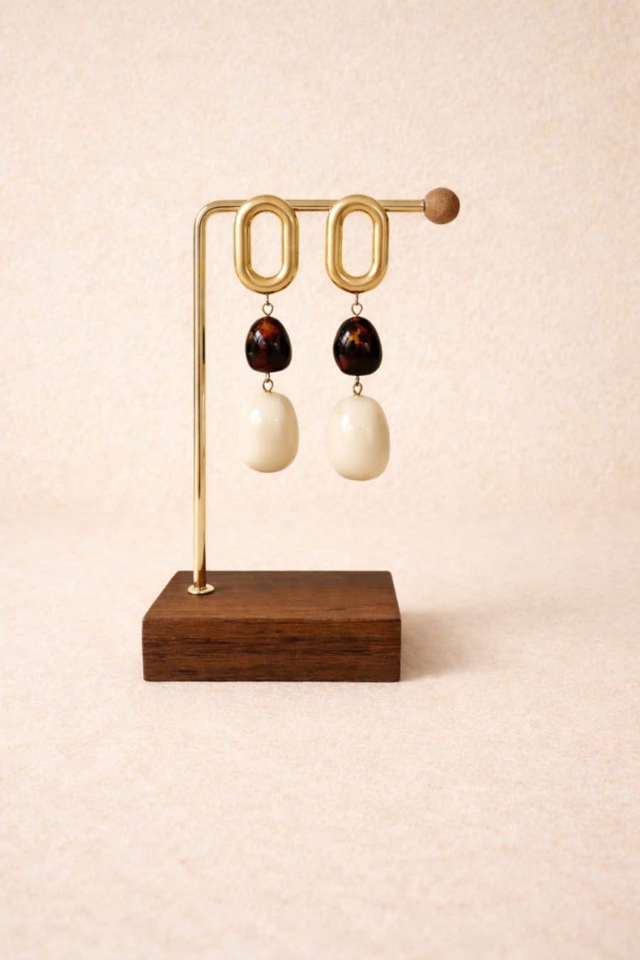 Boucles d’oreilles Sahoma Sihem pendantes - attaches dorées rectangulaires- deux grosses perles pendantes rondes opaques marrons et blanches