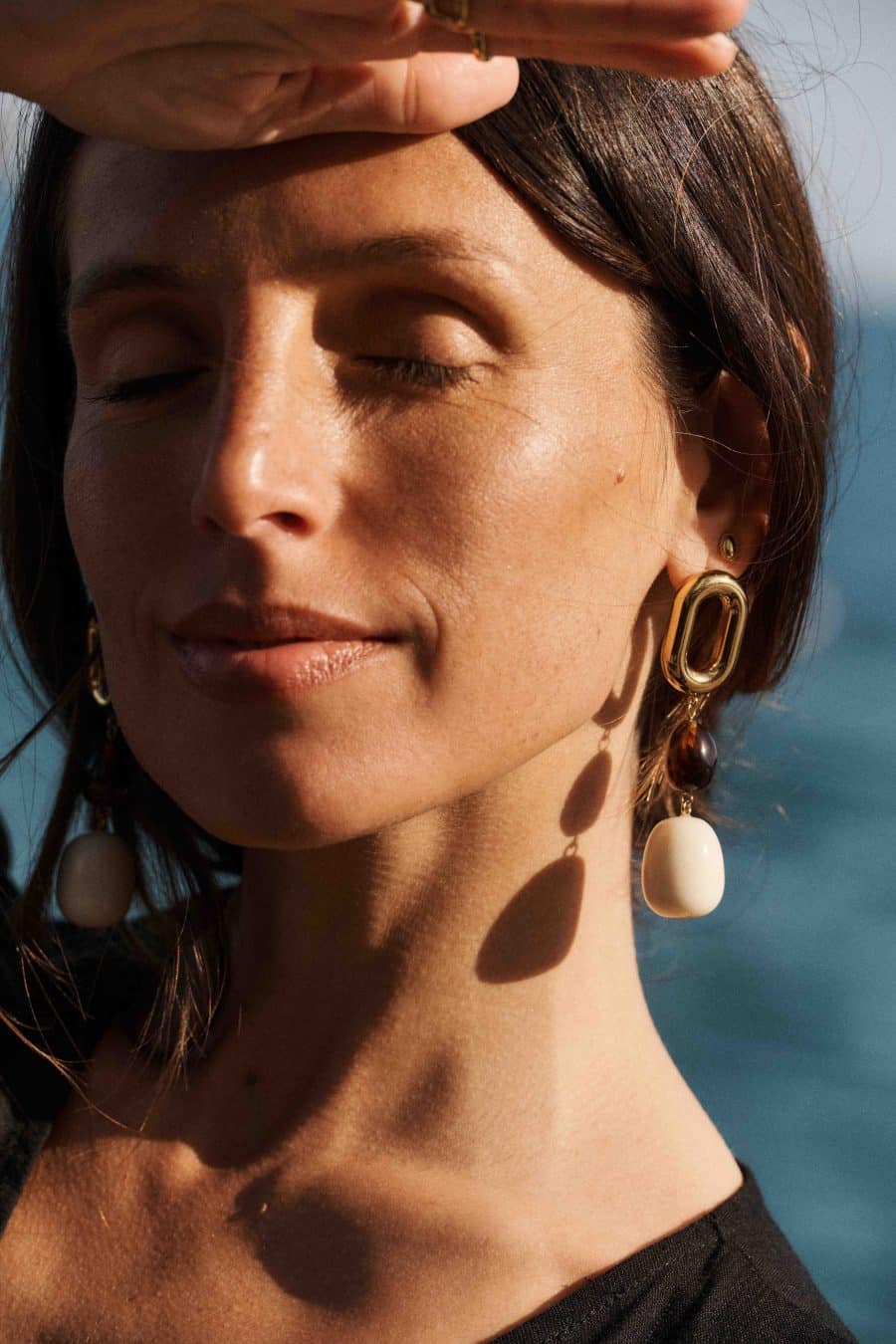 Boucles d’oreilles Sahoma Sihem pendantes - attaches dorées rectangulaires- deux grosses perles pendantes rondes opaques marrons et blanches