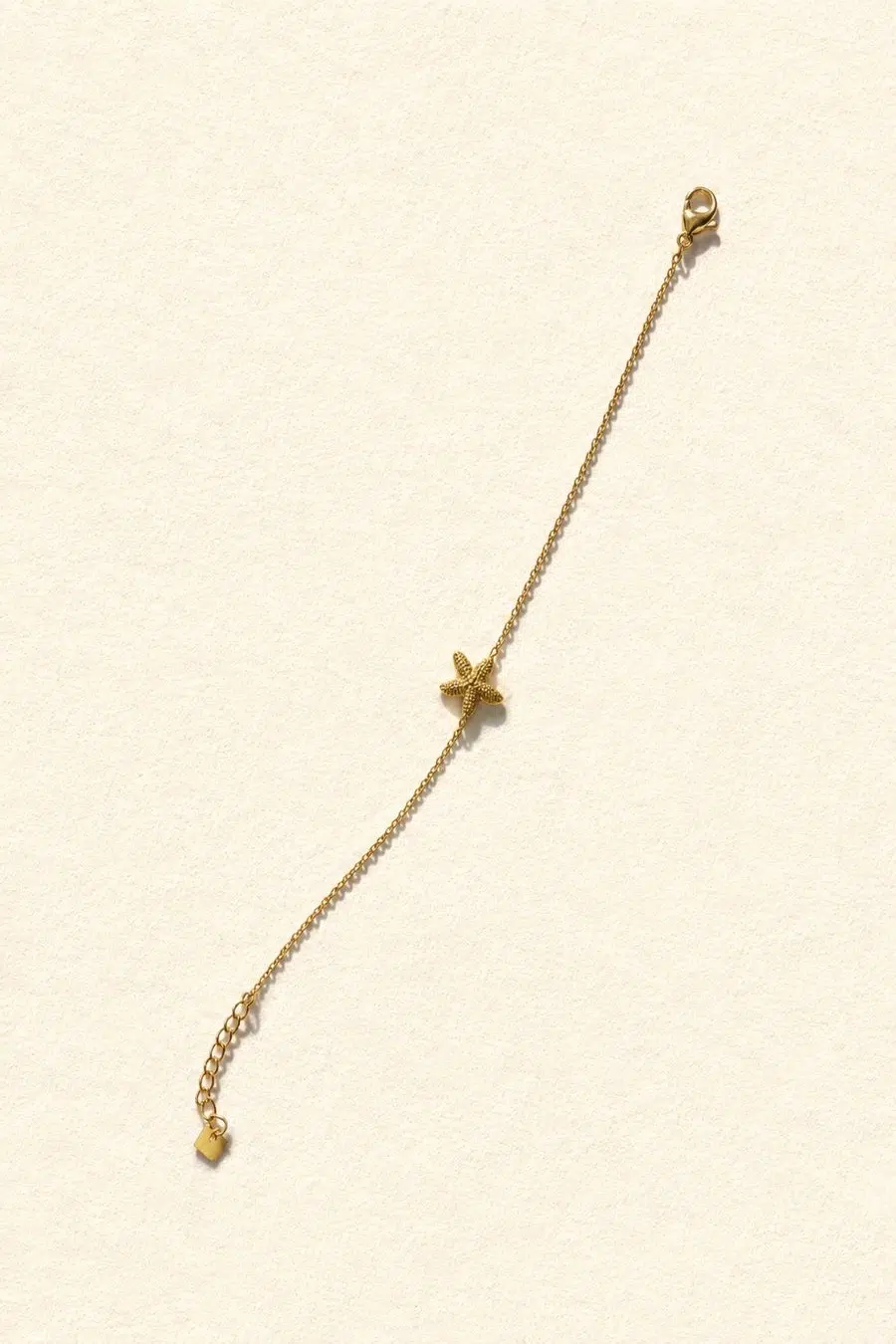 Bracelet à chaîne fine et médaillon forme étoile de mer doré