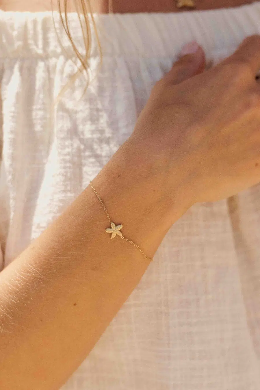 Bracelet à chaîne fine et médaillon forme étoile de mer doré