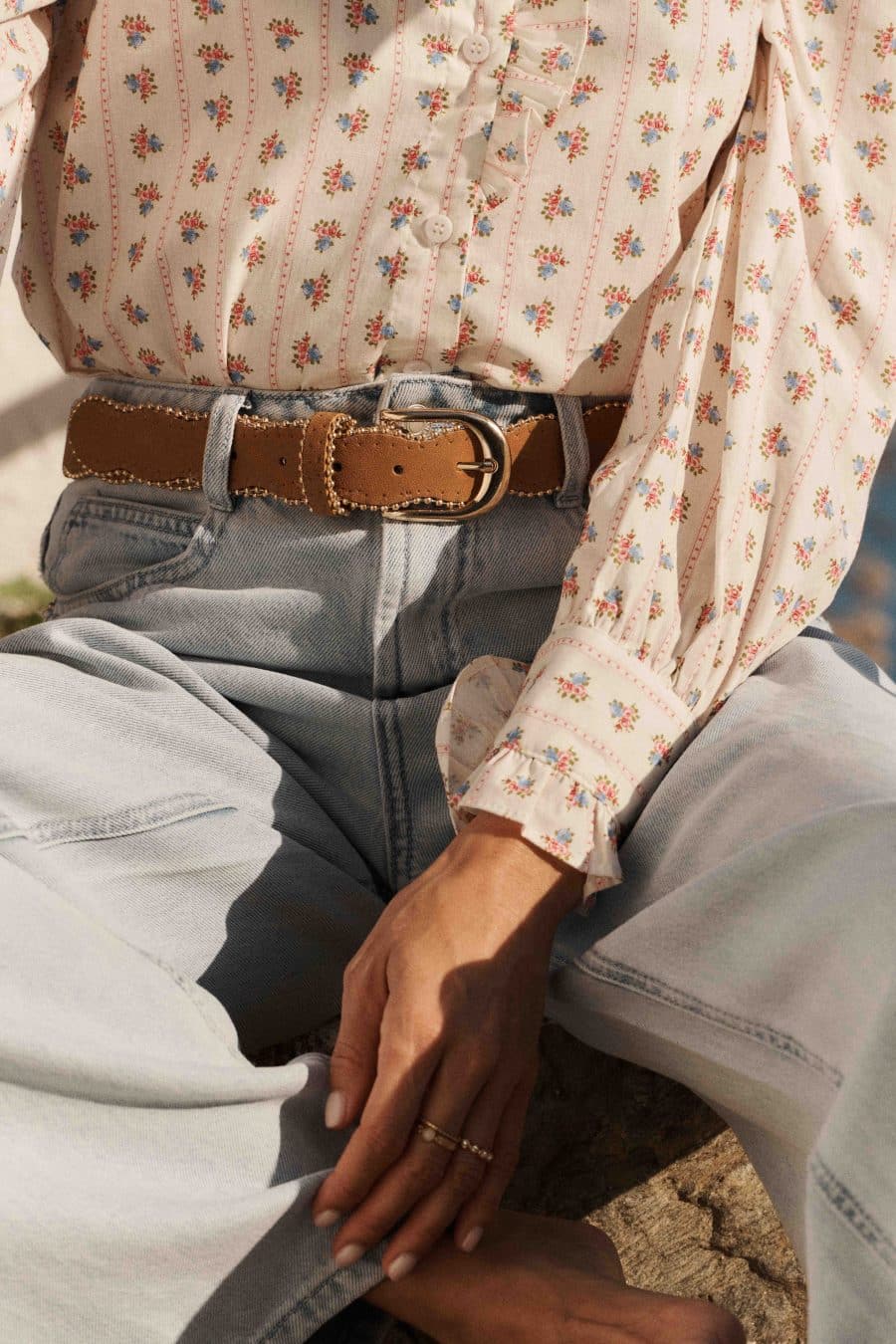 Ceinture Mona Sahoma en camel, boucle dorée, forme ondulée et détail perlé sur tout le pourtour